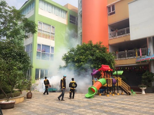 Trường mầm non Đô thị Sài Đồng phun thuốc diệt muỗi và thuốc sát khuẩn định kỳ